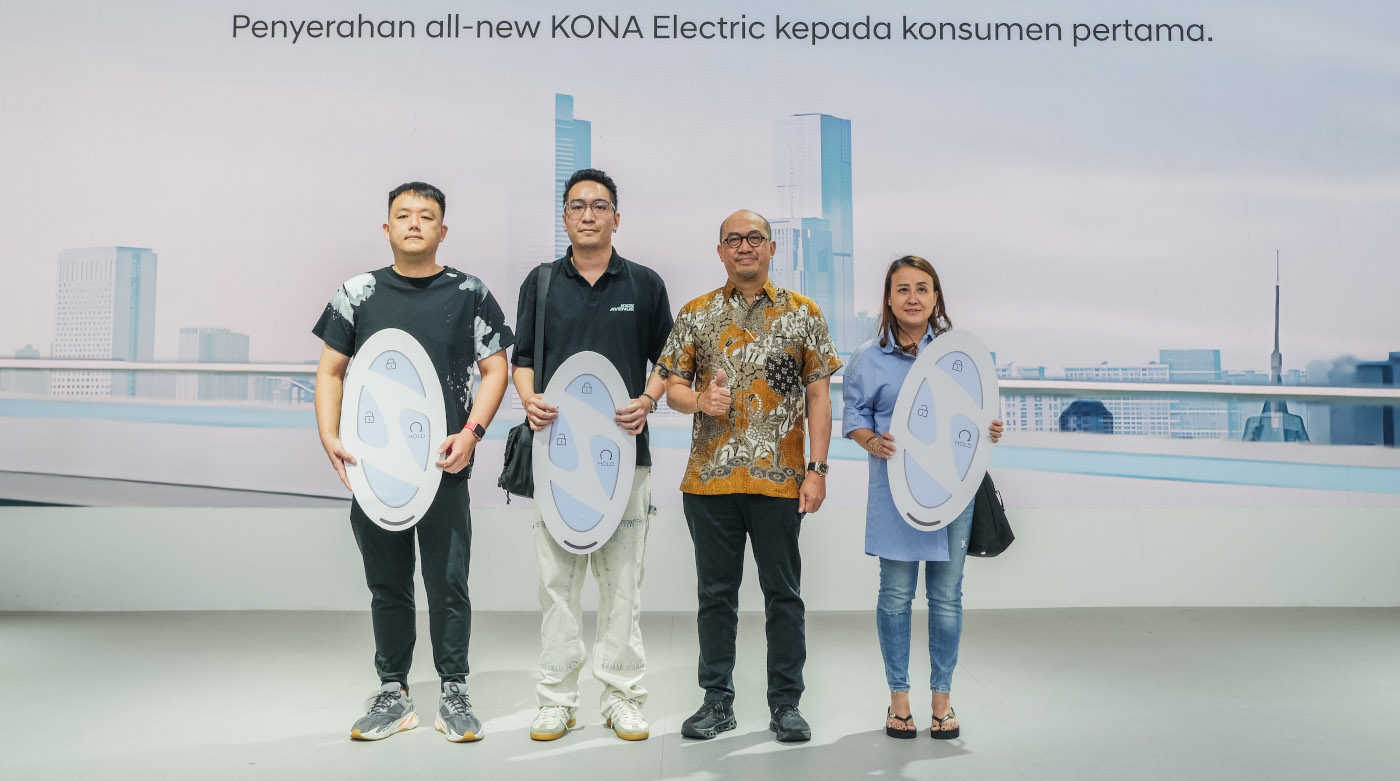 Simbolisasi serah terima All New Kona Electric kepada 3 pembeli pertama