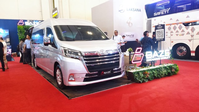 Toyota HiAce Premio Prestige