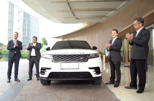 Range Rover Hadirkan Kemewahan Antar Jemput di Hotel Raffles Jakarta