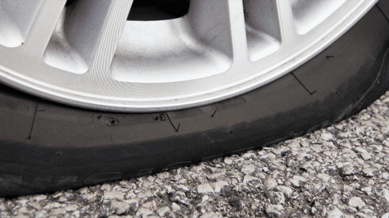 Ban Mobil Kempis Tetap Dipakasa Jalan