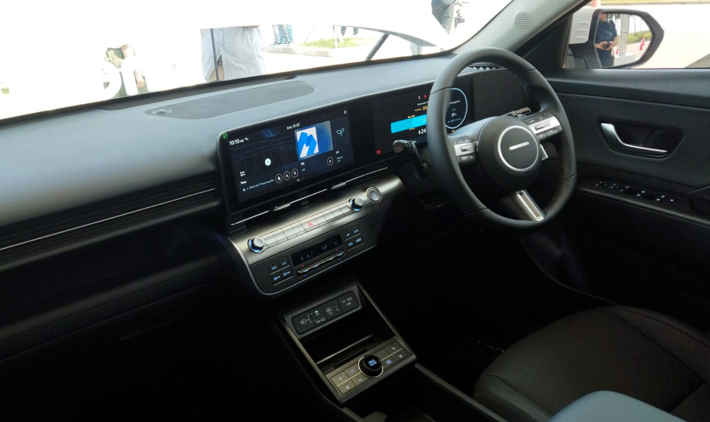 Desain dasbor modern dengan pengaturan jok pengemudi elektris