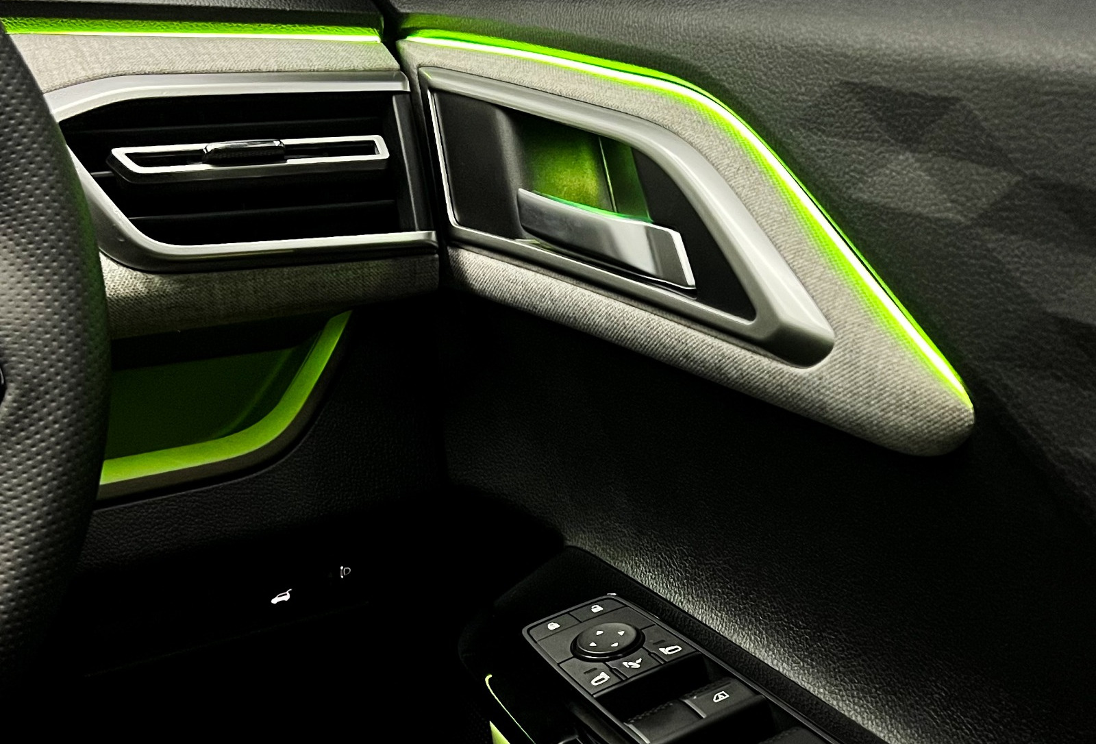 Pemasangan ambient light di door trim XForce