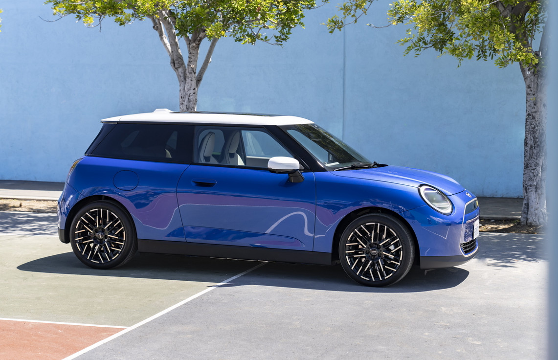 MINI Cooper SE listrik dengan kode bodi J01 pakai platform baru tidak sama dengan model bensin 