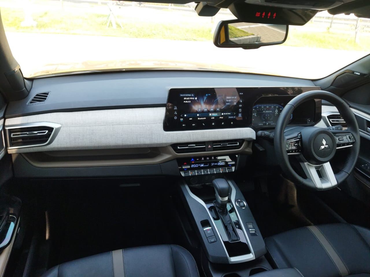 Kabin Mitsubishi XForce dengan audio Yamaha