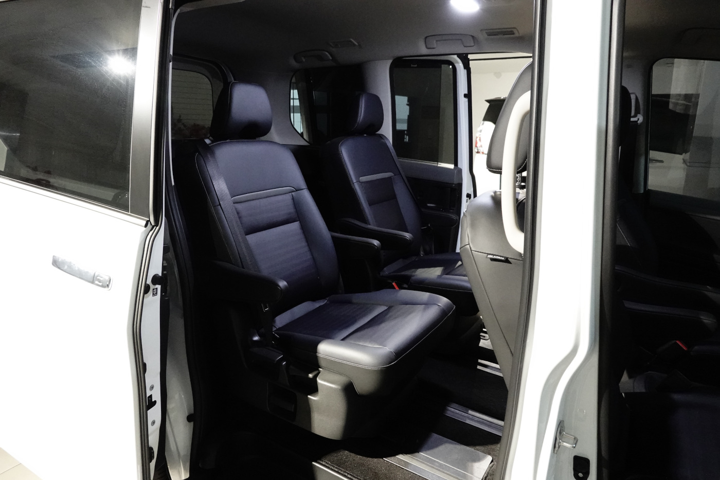 Akses masuk ke kabin via pintu geser elektris