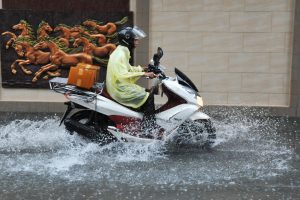 3 Tips Merawat Motor Saat Hujan