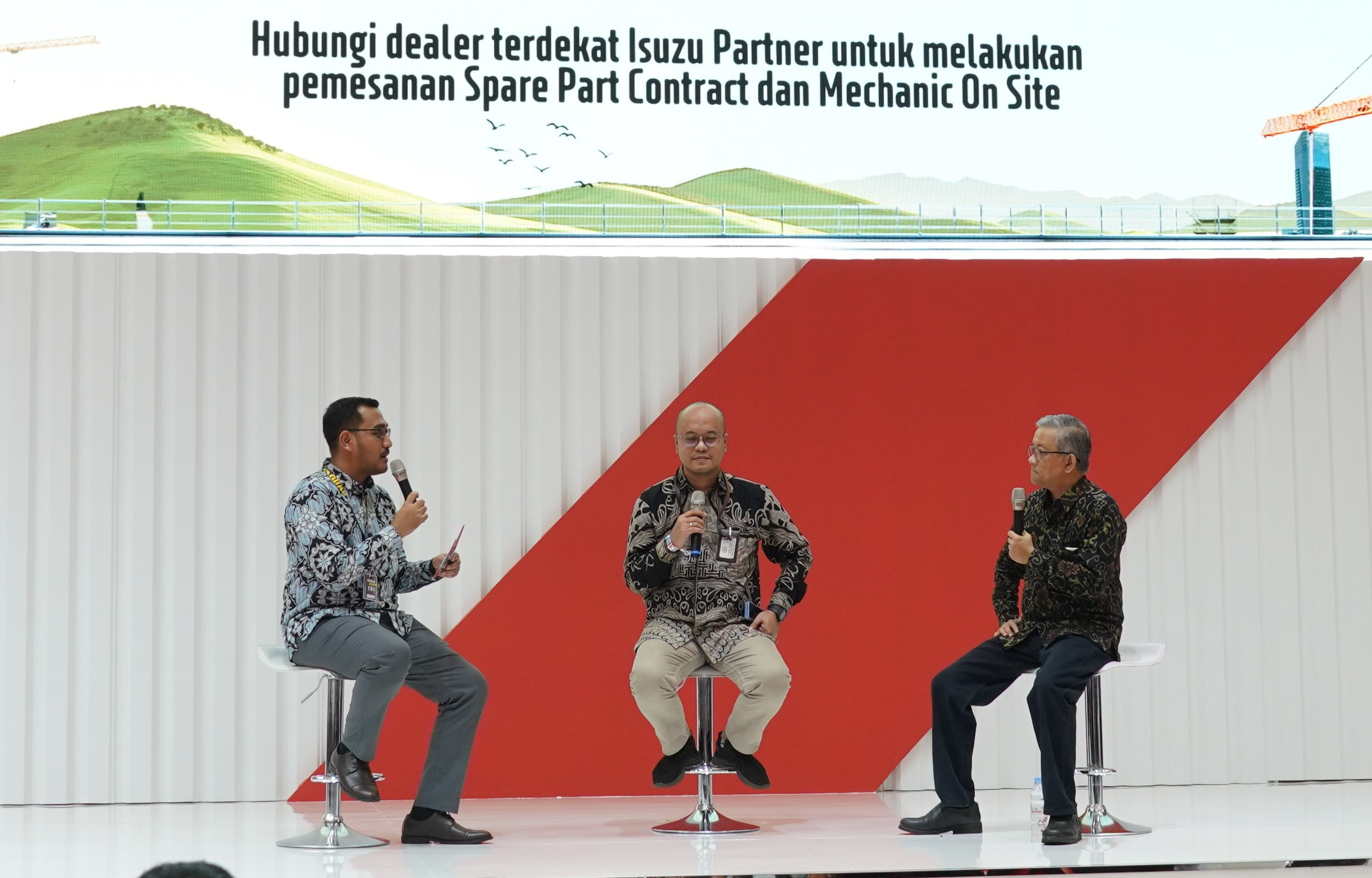 Ignatius Daniel, Subcontractor & Equipment Manager PT Pamapersada Nusantara (tengah)