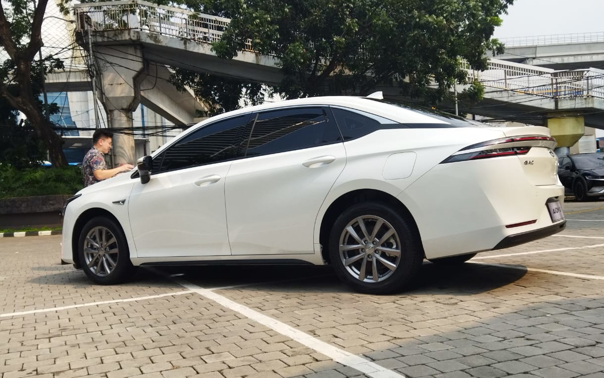 Tampilan samping spesifikasi AION ES pakan ban 215/55 R17