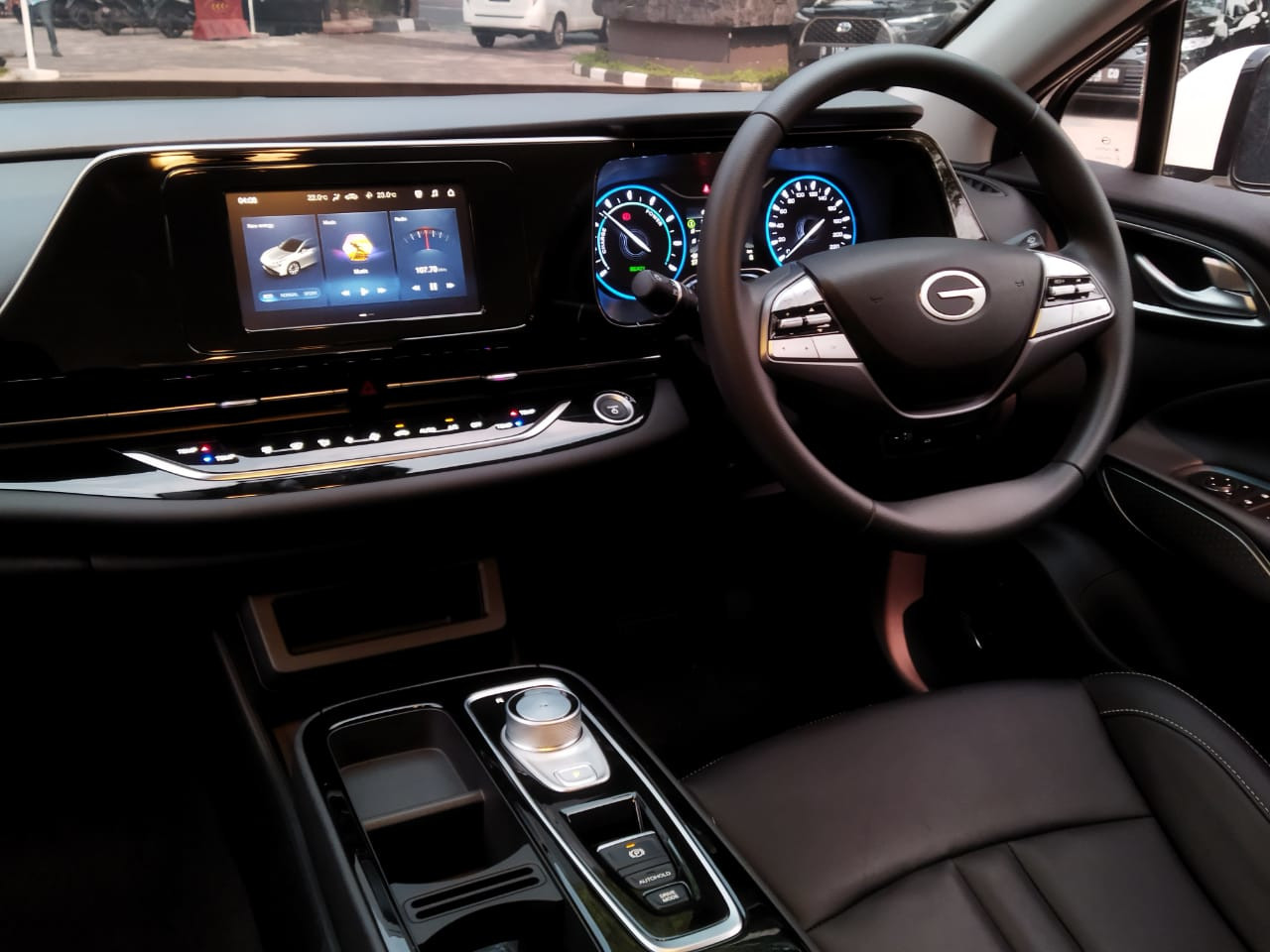 Desain setir sederhana, dengan berbagai menu pengaturan mudah dibaca