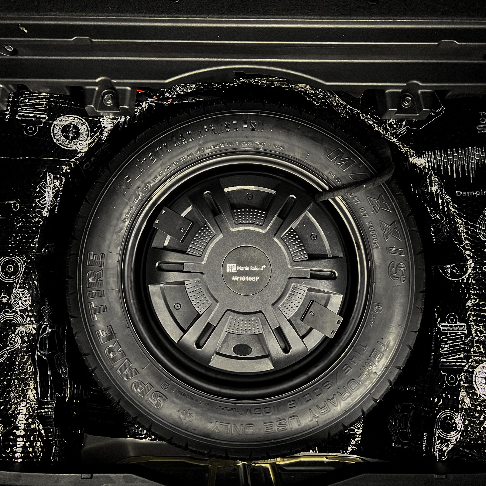 Subwoofer Martin Roland 11 inci ditempatkan di ban cadangan