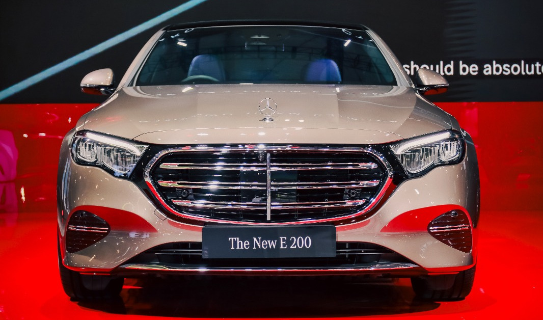 Tampang Mercedes-Benz E 200 Exclusive Line lebih aristokrat