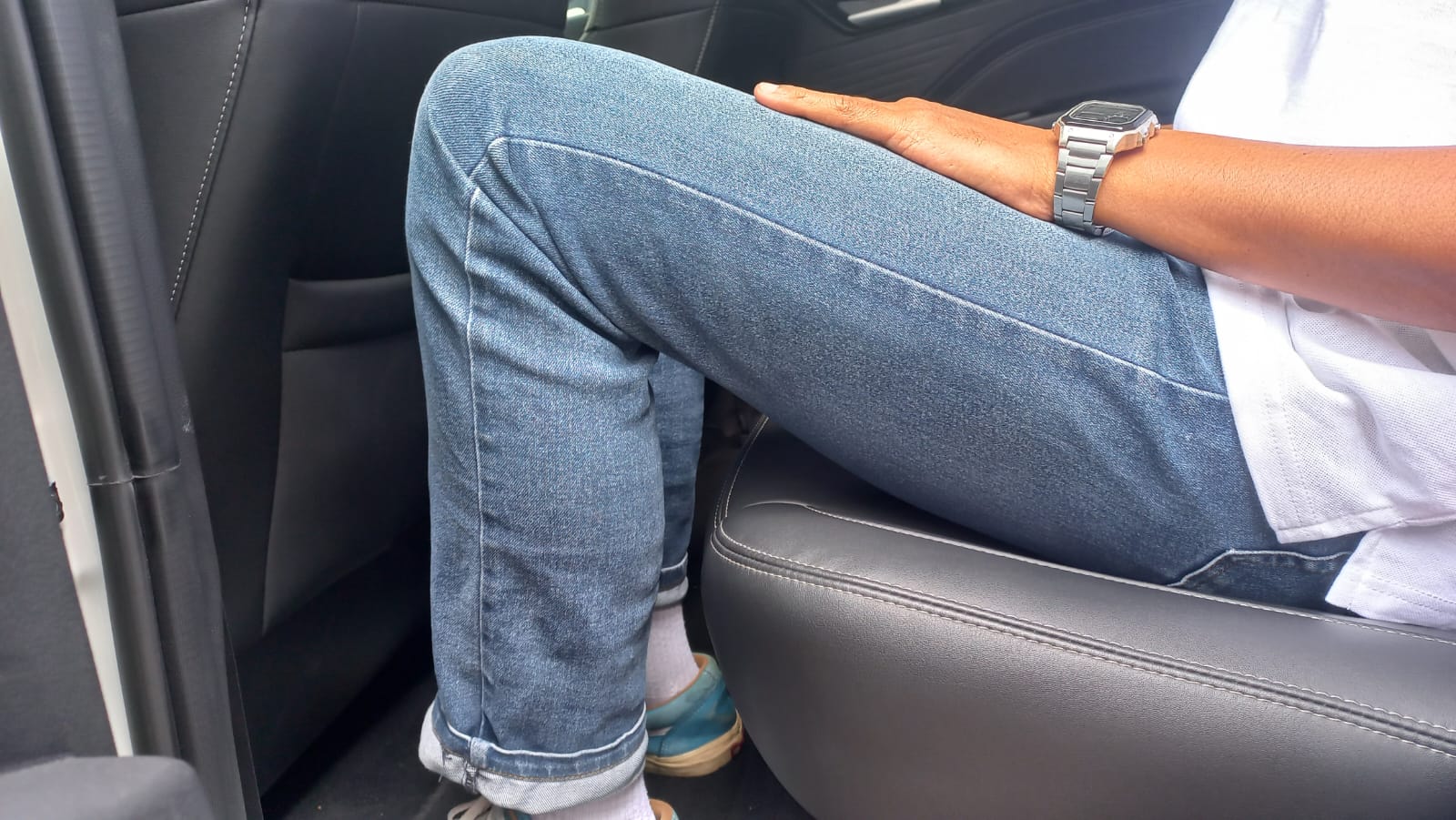 Test Drive Neta V-II Dari Jakarta ke Bandung, Sesuai Ekspektasi? Jok baris kedua kurang lapang menopang paha untuk penumpang setinggi 180 cm ke atas