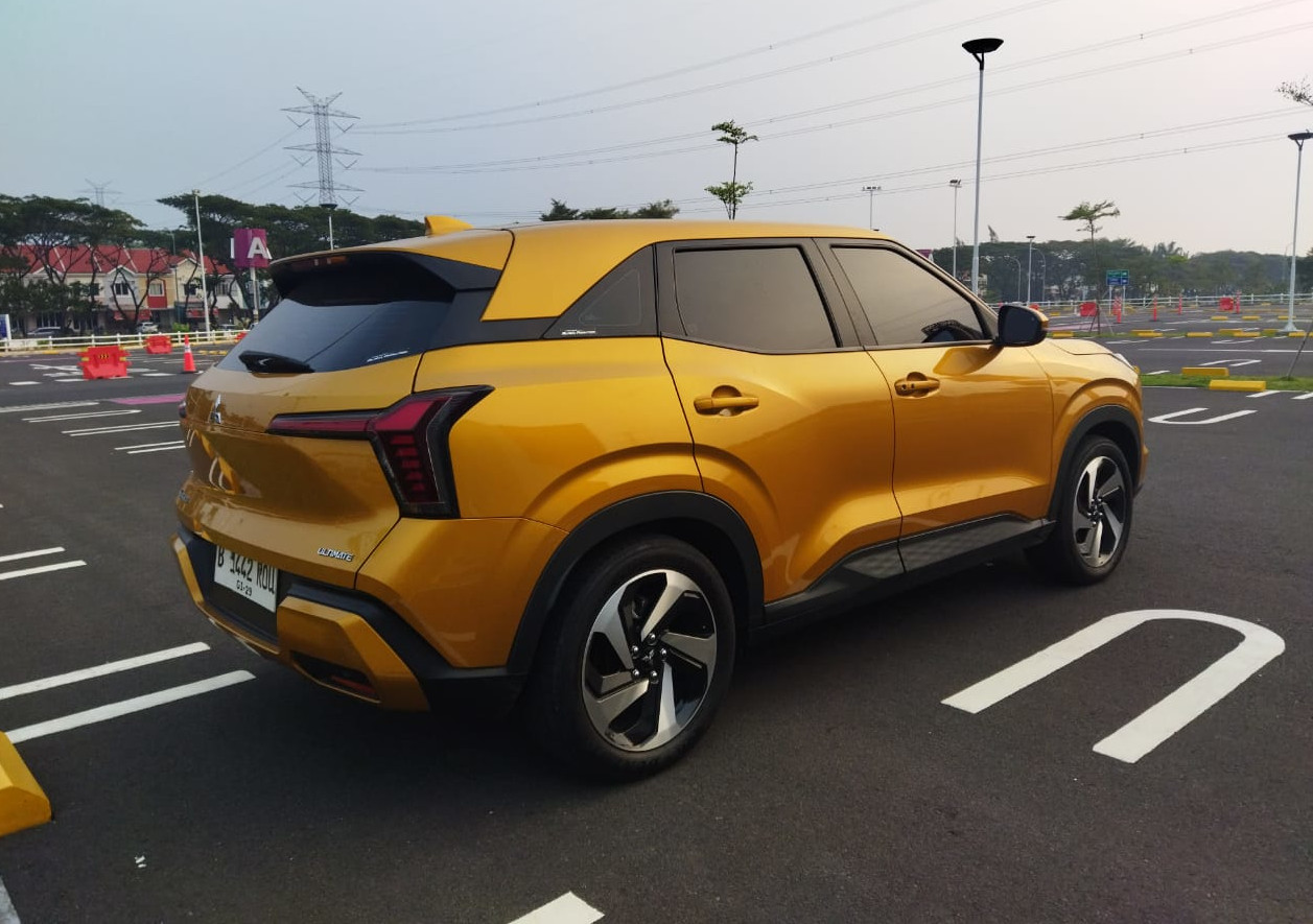 Tampilan samping Mitsubishi XForce kekar dengan lampu belakang futuristik