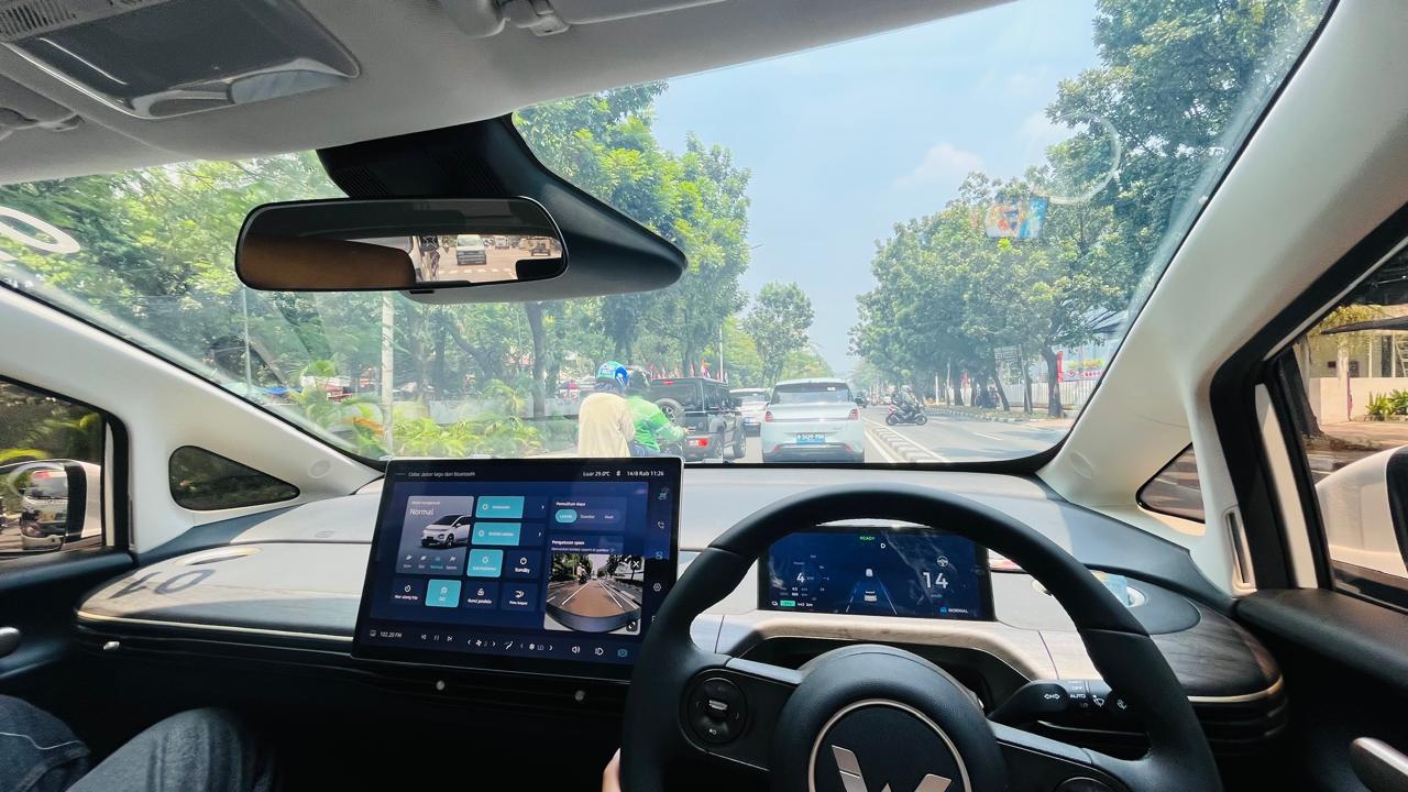 Kelebihan dan Kekurangan Wuling Cloud EV Tes Jalan Rute Menengah Hingga Jauh Posisi duduk ergonomis dengan ruang pandang lega