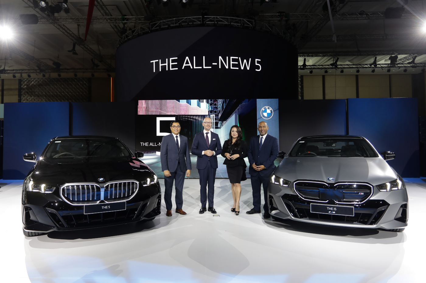BMW 520i M Sport rakitan lokal (hitam) diproduksi di BMW Production Network 2, Sunter