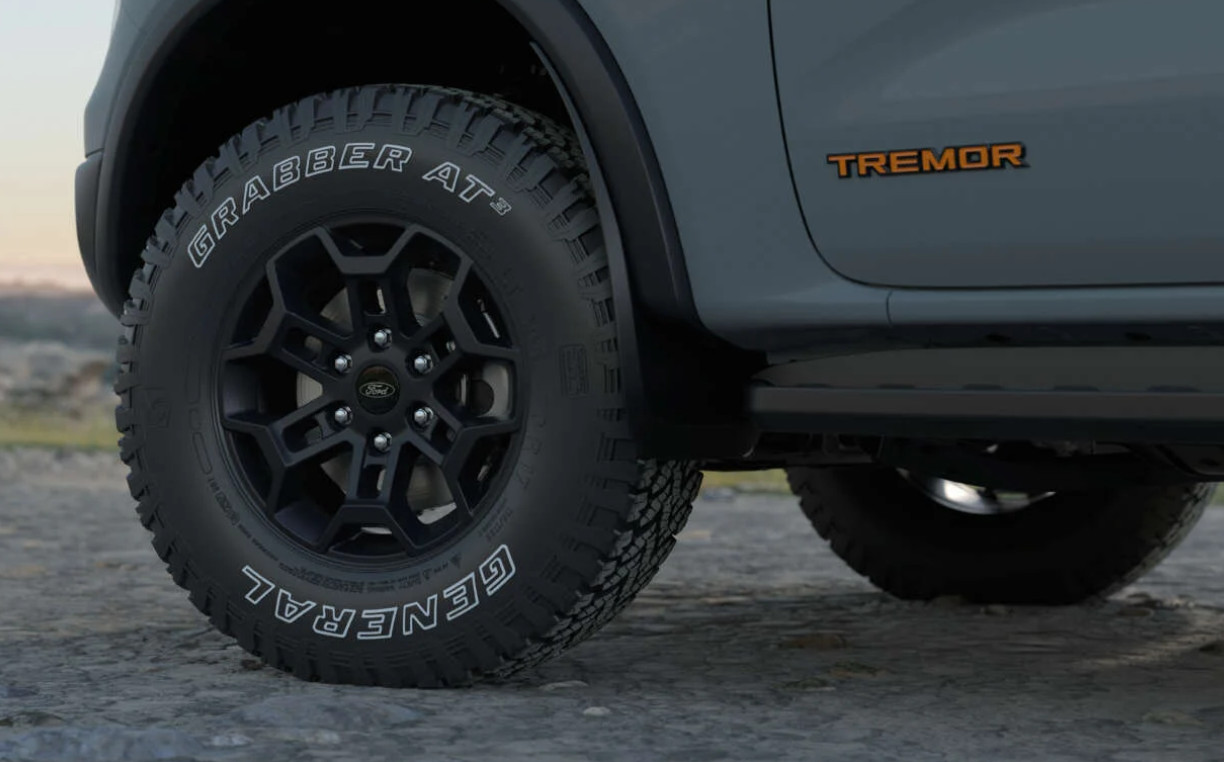 Ban AT General Grabber AT3 membalut velg hitam dof palang 6 berukuran 17 inci