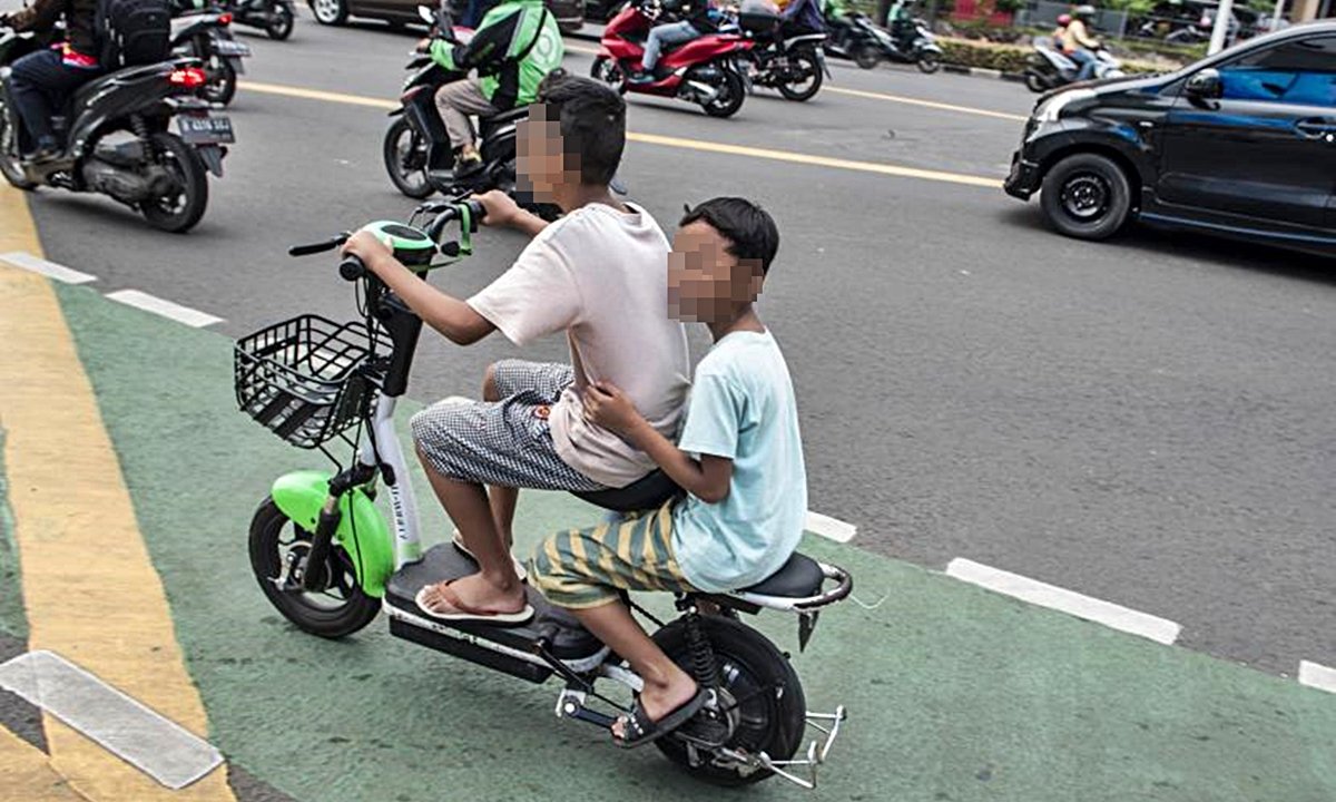 kasus kecelakaan sepeda listrik di jalan raya
