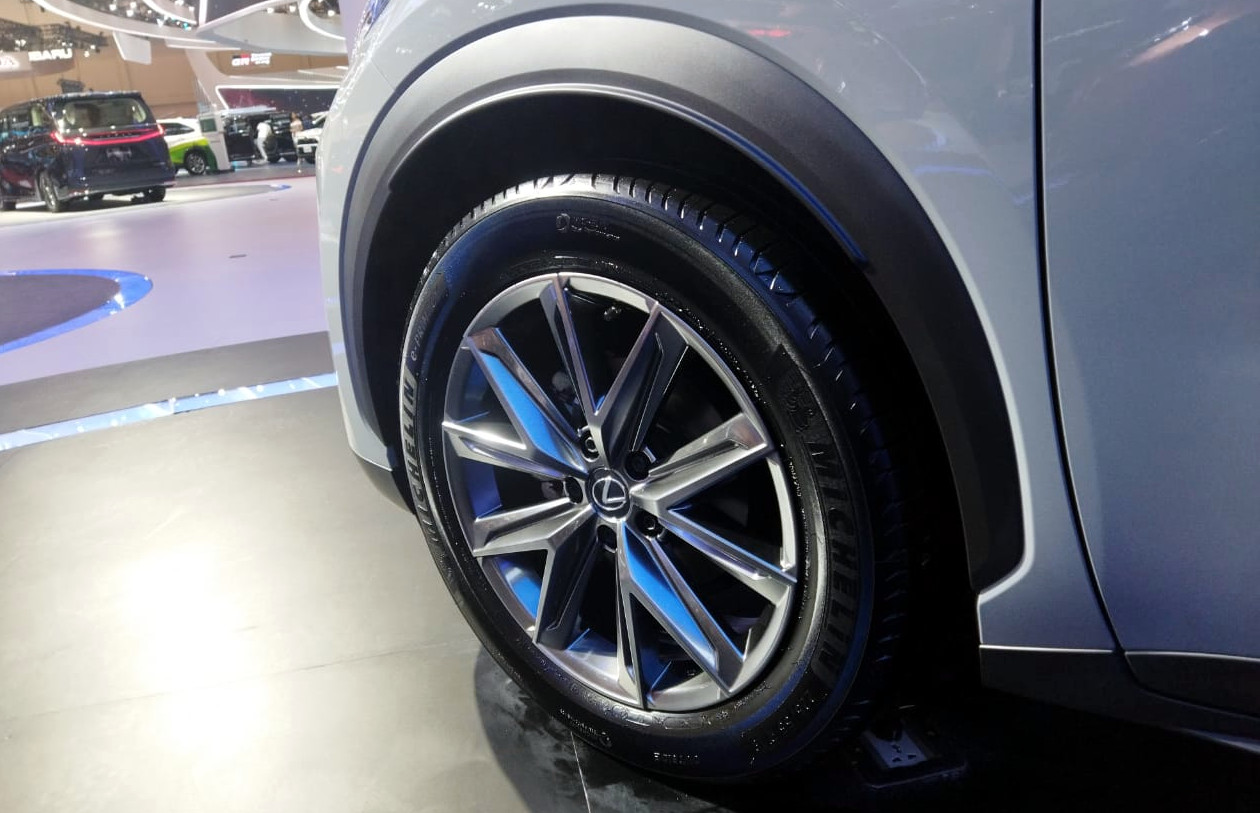 Berdesain ala crossover, LBX pakai ban ukuran 17 dan 18 inci