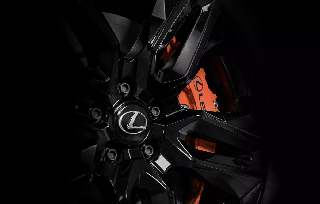 Lexus RX 2025 Hadir Dengan Desain F Sport Baru dan Edisi Khusus Black Line Lexus RX 500h F Sport Performance Black Line pakai kaliper rem warna oranye