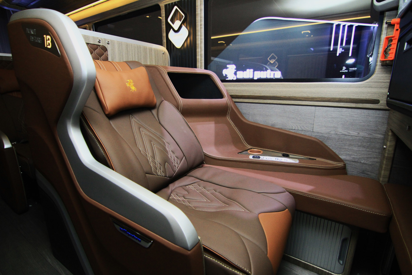 Area penumpang First class dilengkapi captain seat di dek bawah