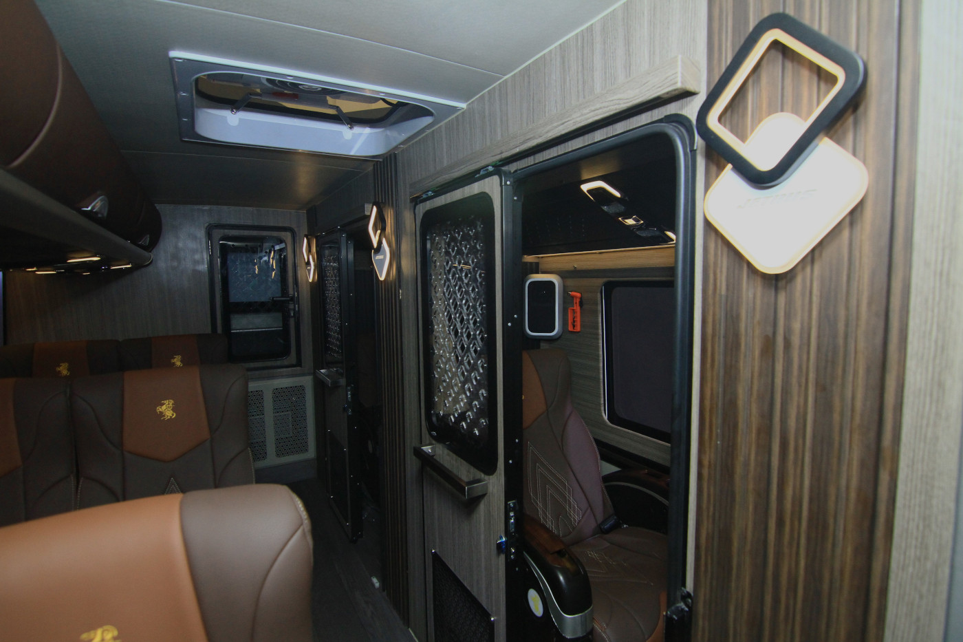 Penumpang Kursi-eksekutif dan kursi kompartemen di dek atas