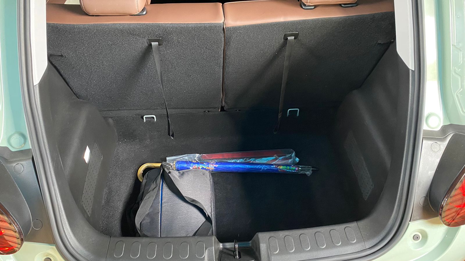 Absennya storage box di bagasi Binguo EV bikin penempatan barang jadi tidak rapi