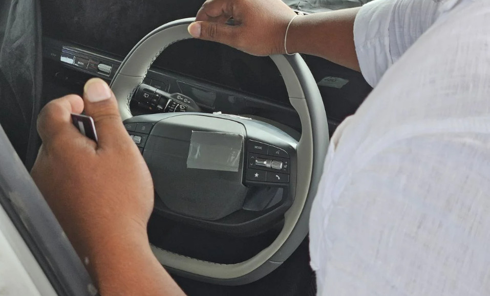 Bocoran Kia Syros terungkap kini ekspos kabin ada setor model flat bottom palang dua