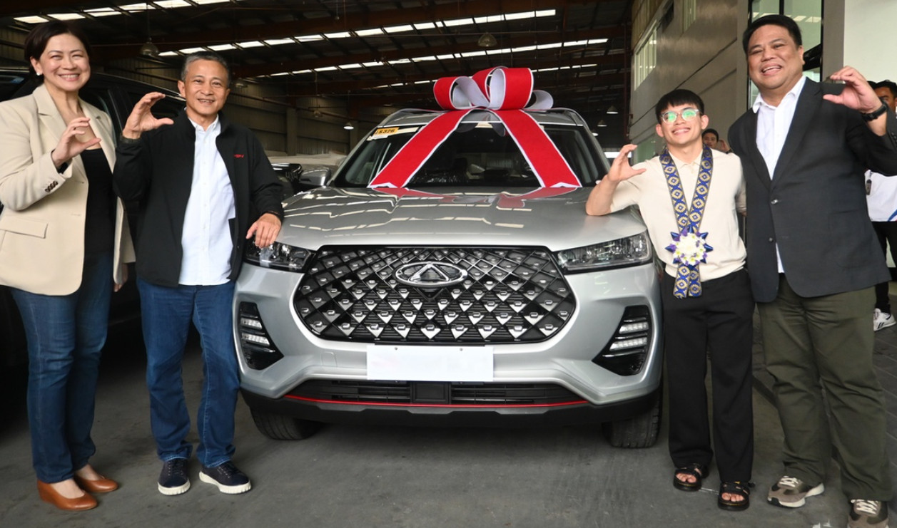 Carlos Yulo kedua dari kanan resmi terima Chery Tiggo 7 Pro baru