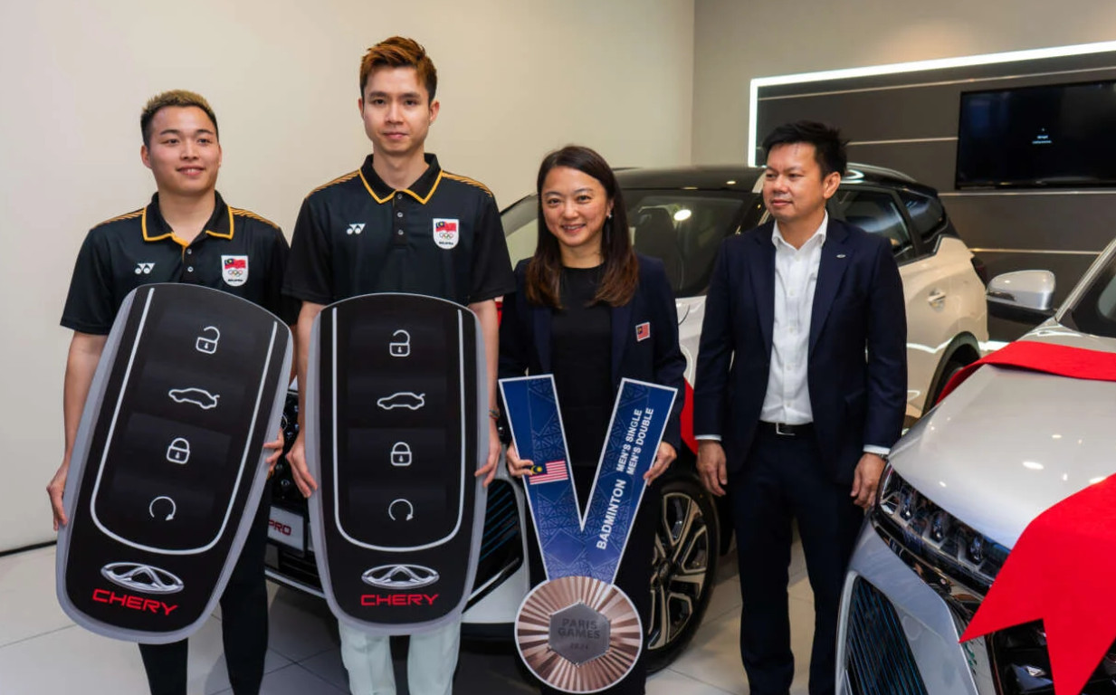 Atlet bulu tangkis Olimpiade, Aaron Chia dan Soh Wooi Yik dari Malaysia (kiri) juga terima hadiah Tiggo 7 Pro baru