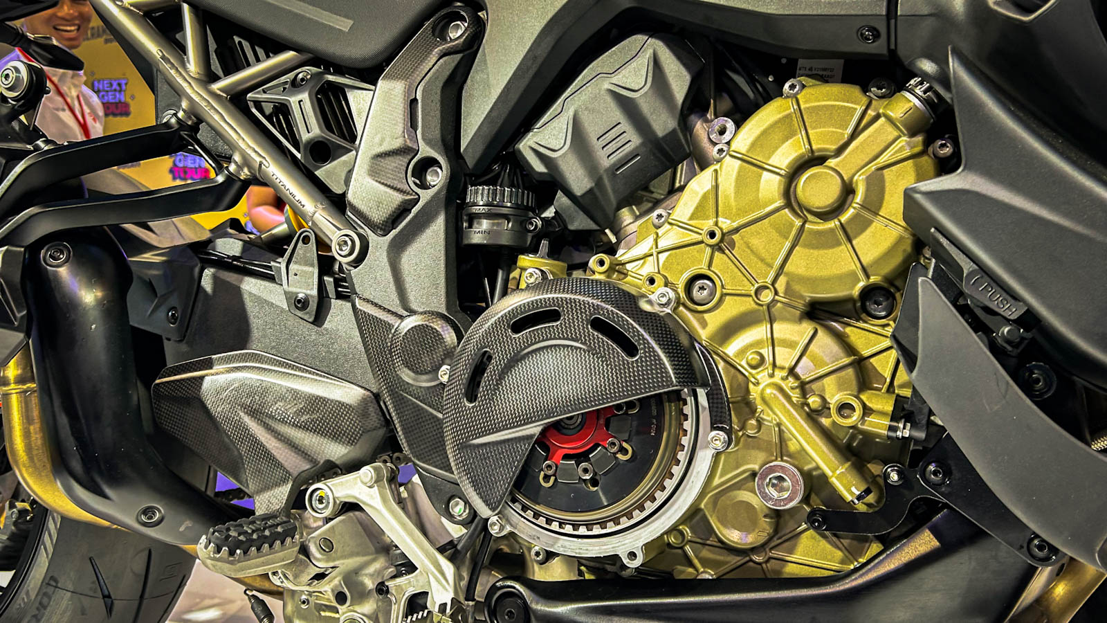 Motor ini pakai mesin Desmosedici Stradale V4 1.103cc bertenaga 180 hp pada 12.250 rpm