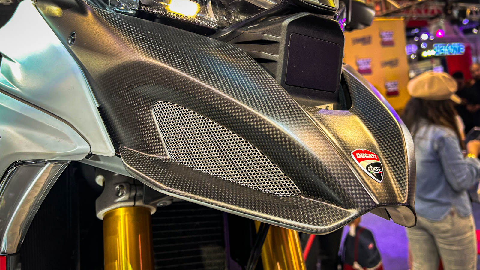 Beberapa komponen sudah menggunakan serat karbon