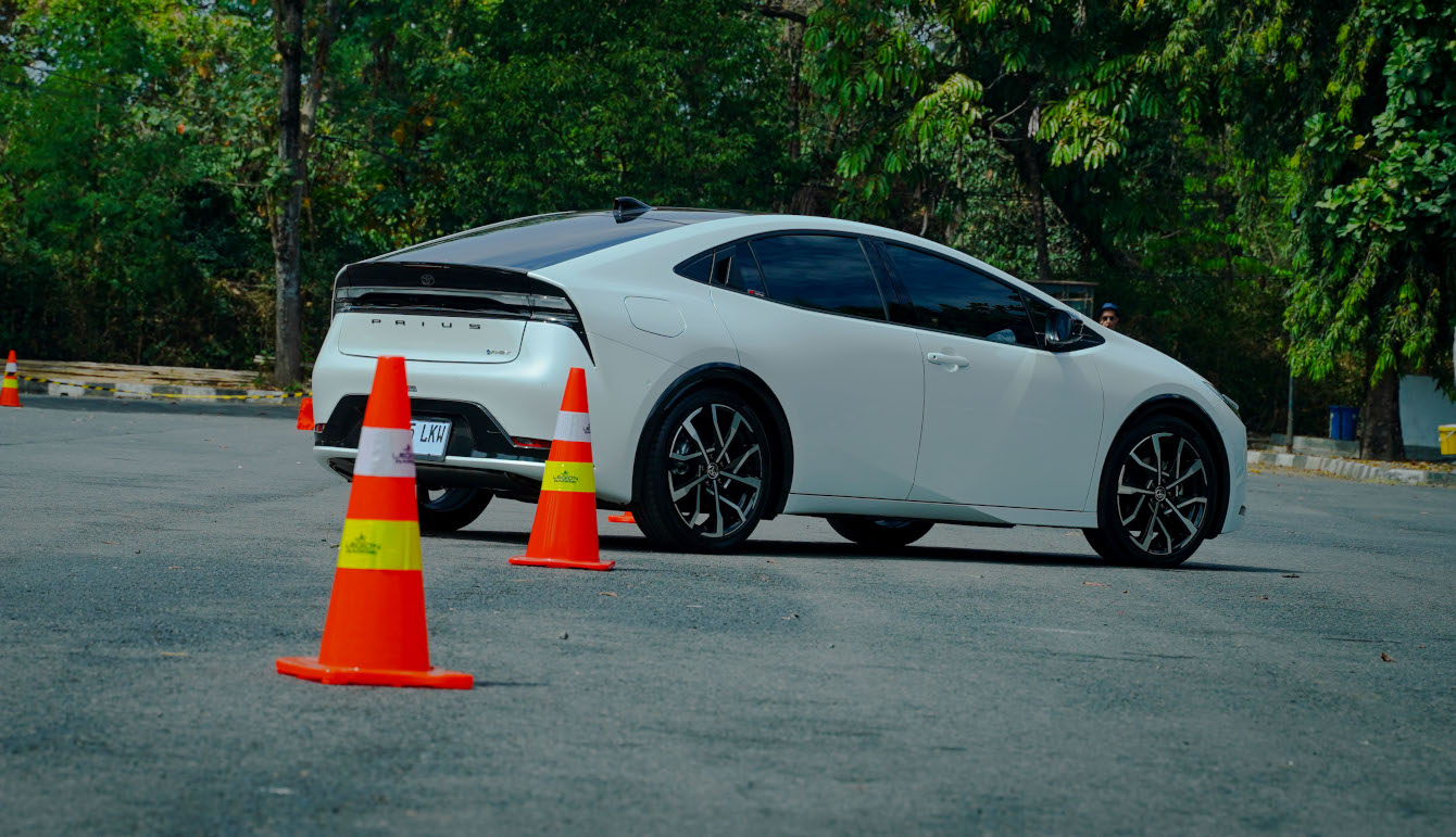 Begini Impresi Berkendara All New Prius PHEV Mobil ini punya Predictive Efficient Drive System mempelajari rute, kebiasaan dan gaya berkendara untuk membantu efisiensi BBM