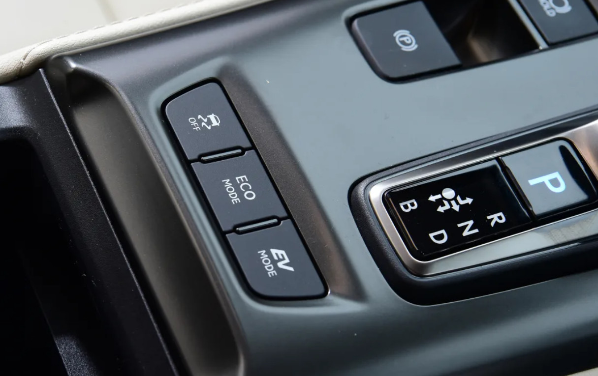 Tombol mode berkendara baik itu ECO Mode dan EV Mode mudah dibaca