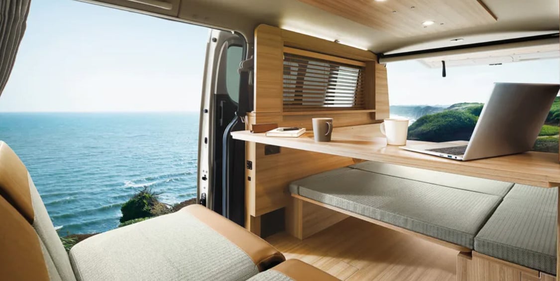 Kabin diubah lebih nyaman dengan sisipan panel serat kayu dan furnitur modular