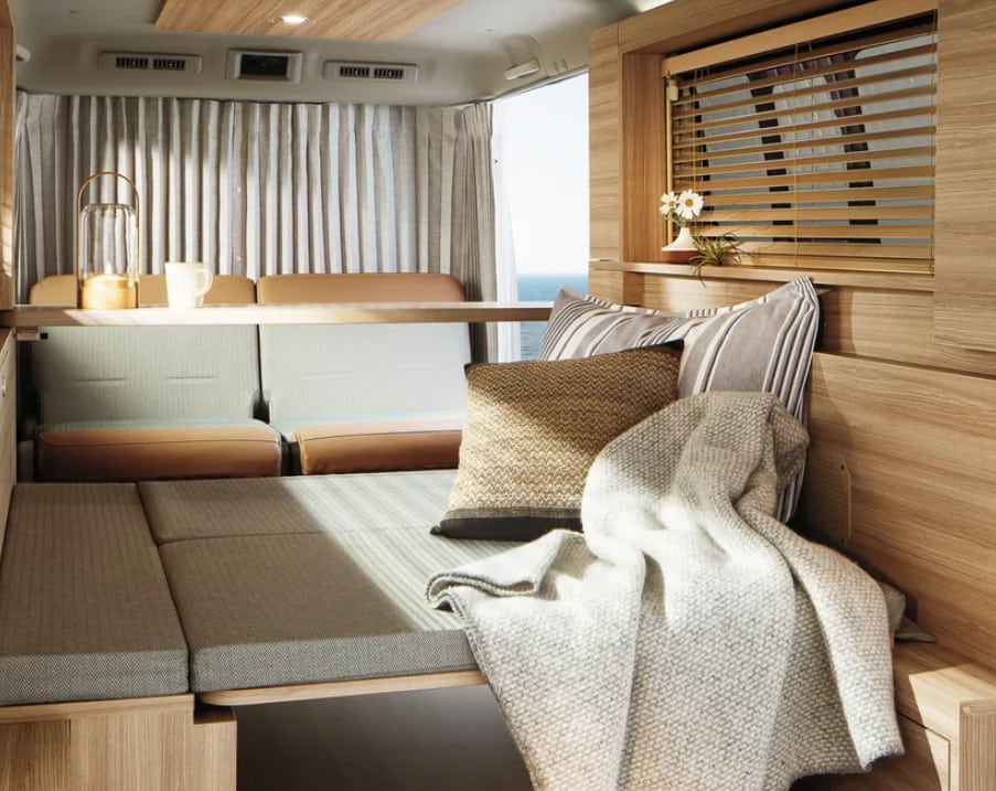 Konsep kabin modular memungkinkan pengguna memindahkan meja, mengatur atau melipat tempat tidur dengan mudah