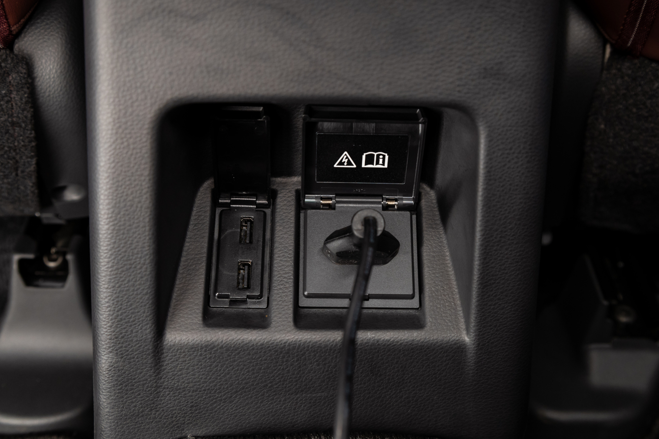 AC Power Outlet 220V/150W