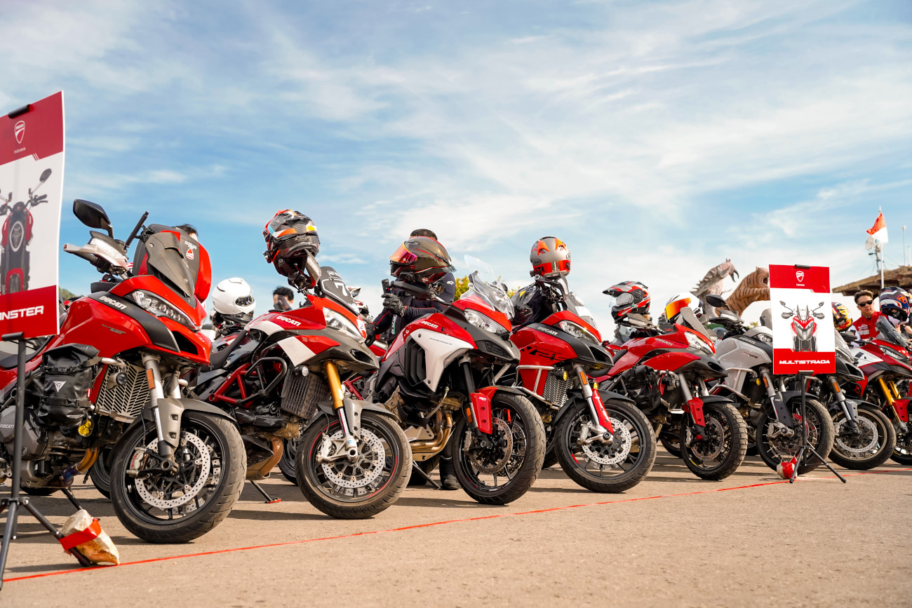 Munas Ducati Official Club Indonesia Sahkan Presiden Baru Jajaran motor anggota DOCI terparkir di area gunung Tangkuban Parahu