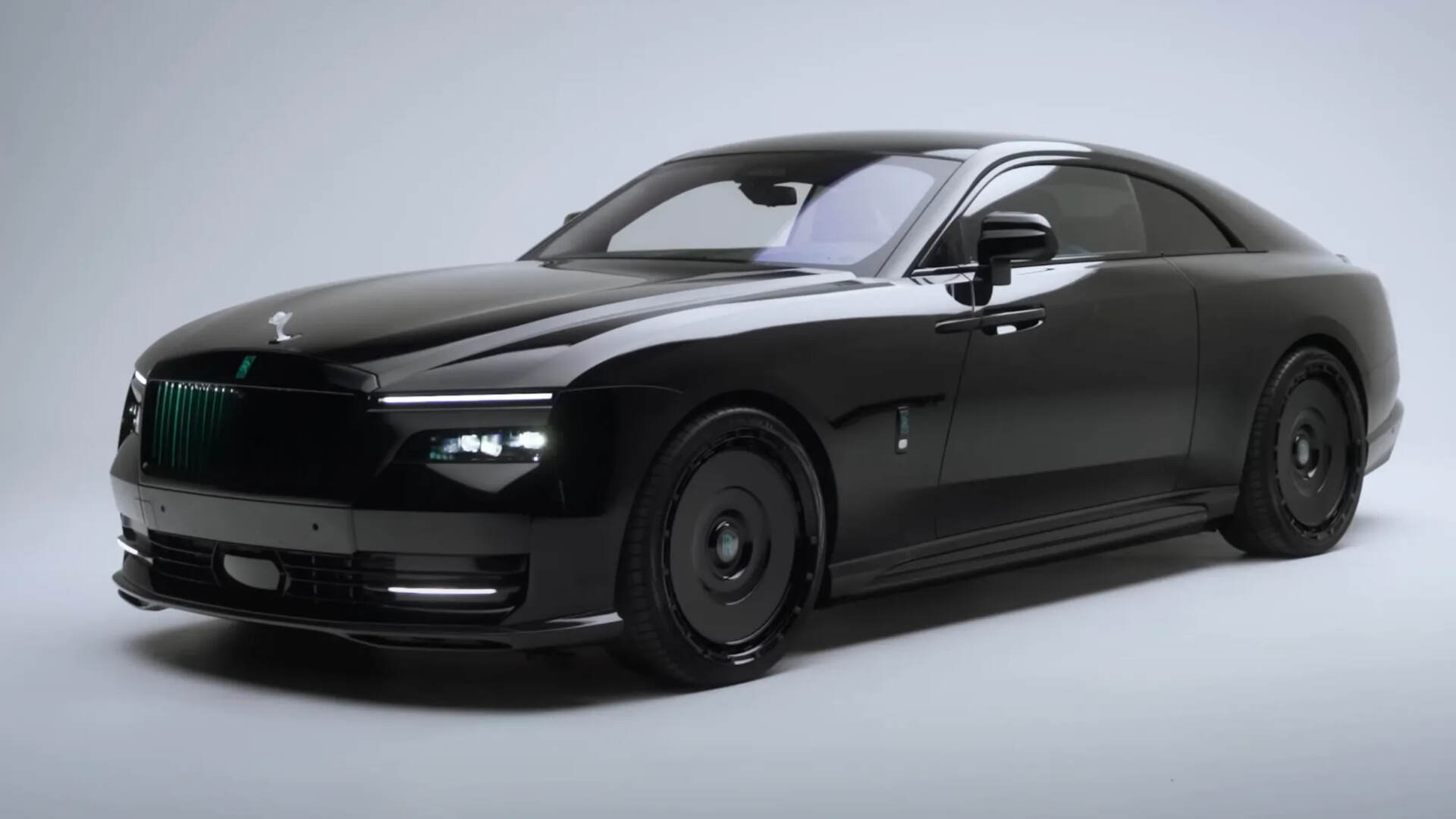 Modifikasi Rolls-Royce Spectre ini menggunakan warna sangat hitam.