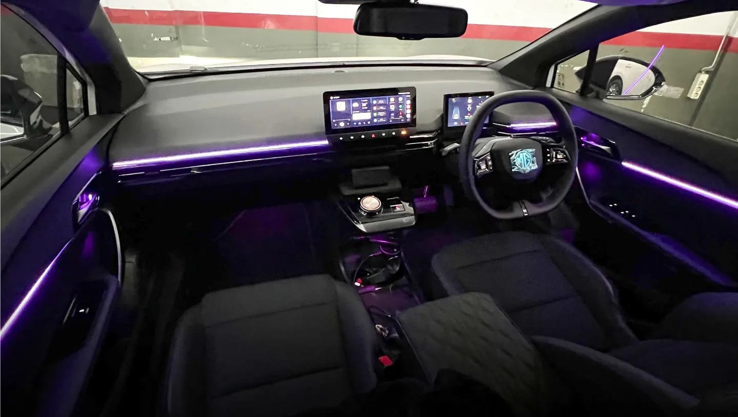 Pemasangan ambient light di kabin MG 4 EV bikin uasana hangat, dan lebih nyaman