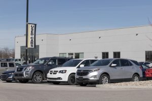 Kelebihan dan Kekurangan Membeli Mobil Bekas di Dealer Mobil Konvensional