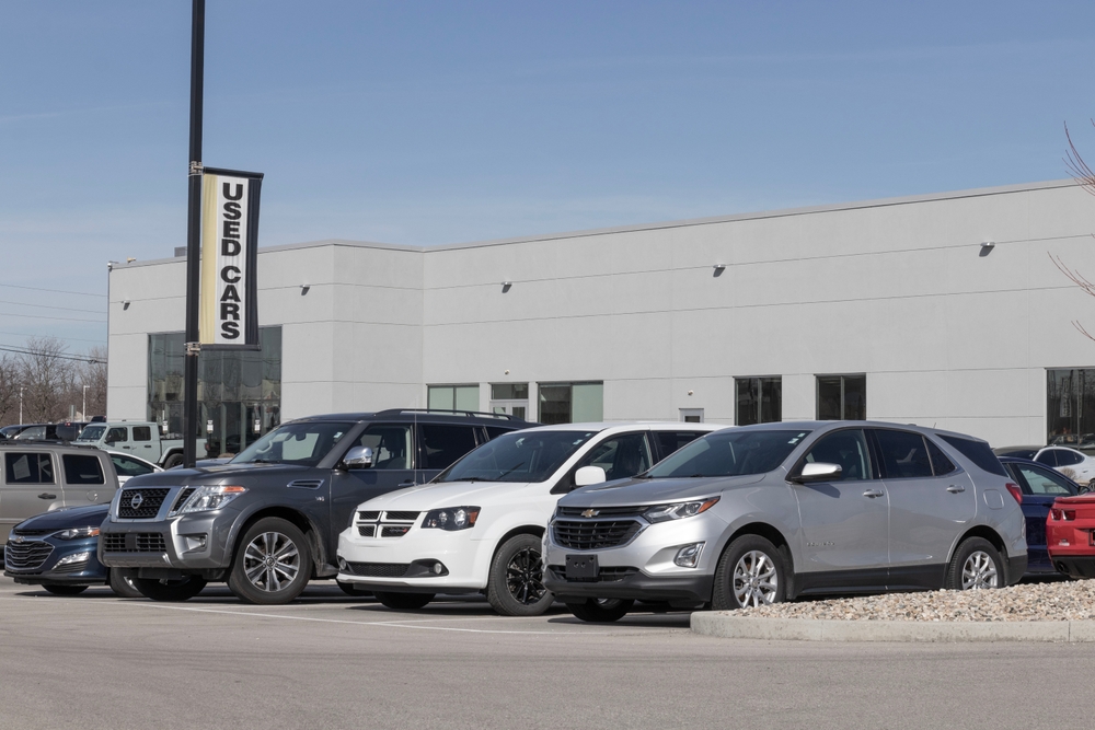 Untung Rugi Beli Mobil Bekasi di Showroom Mobil Bekas