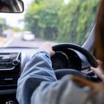 4 Tips Berkendara Mobil Yang Aman Untuk Wanita - Tuwaga