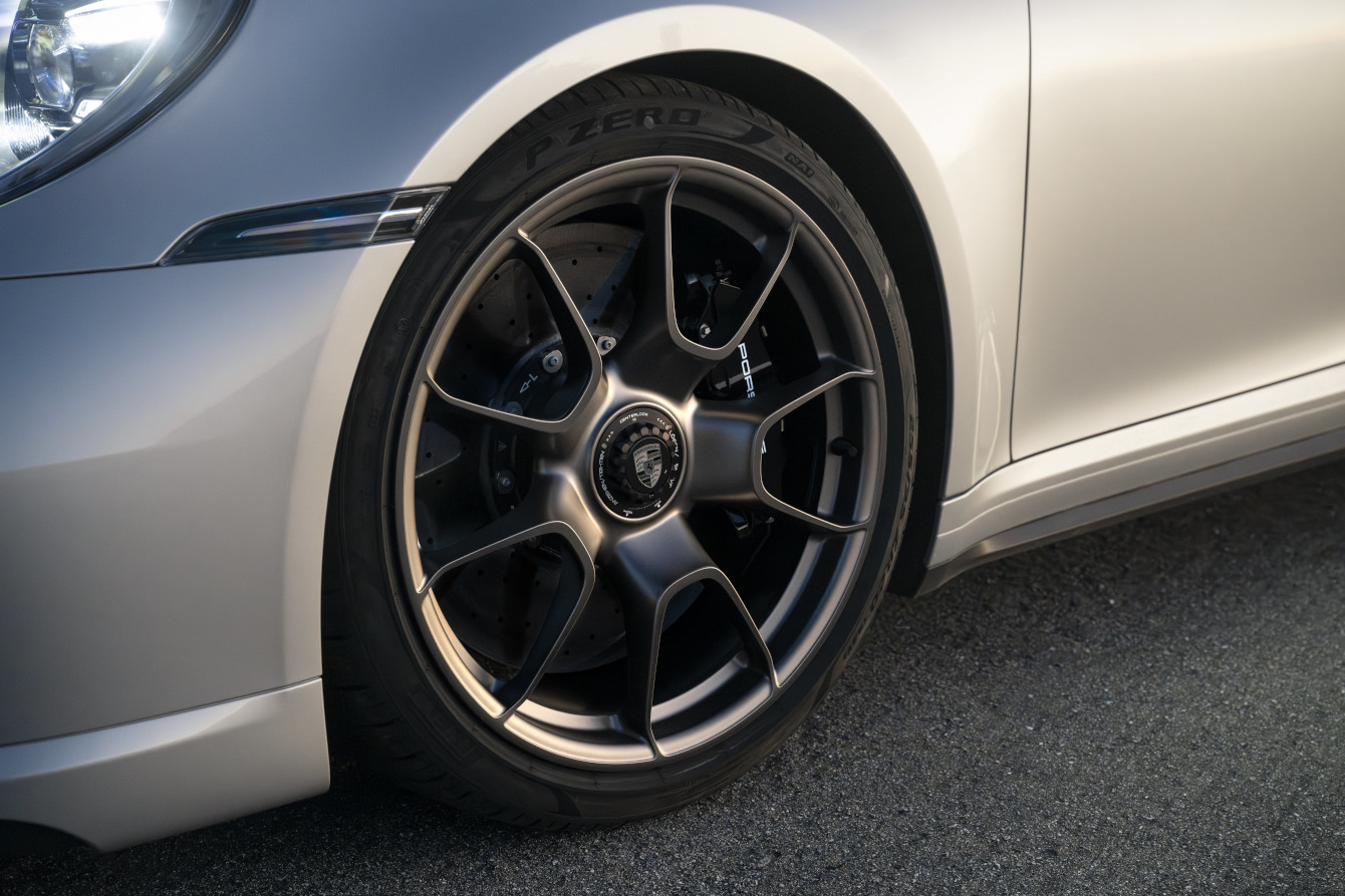Desain velg eksklusif 911 Turbo S dengan bahan Turbonite 