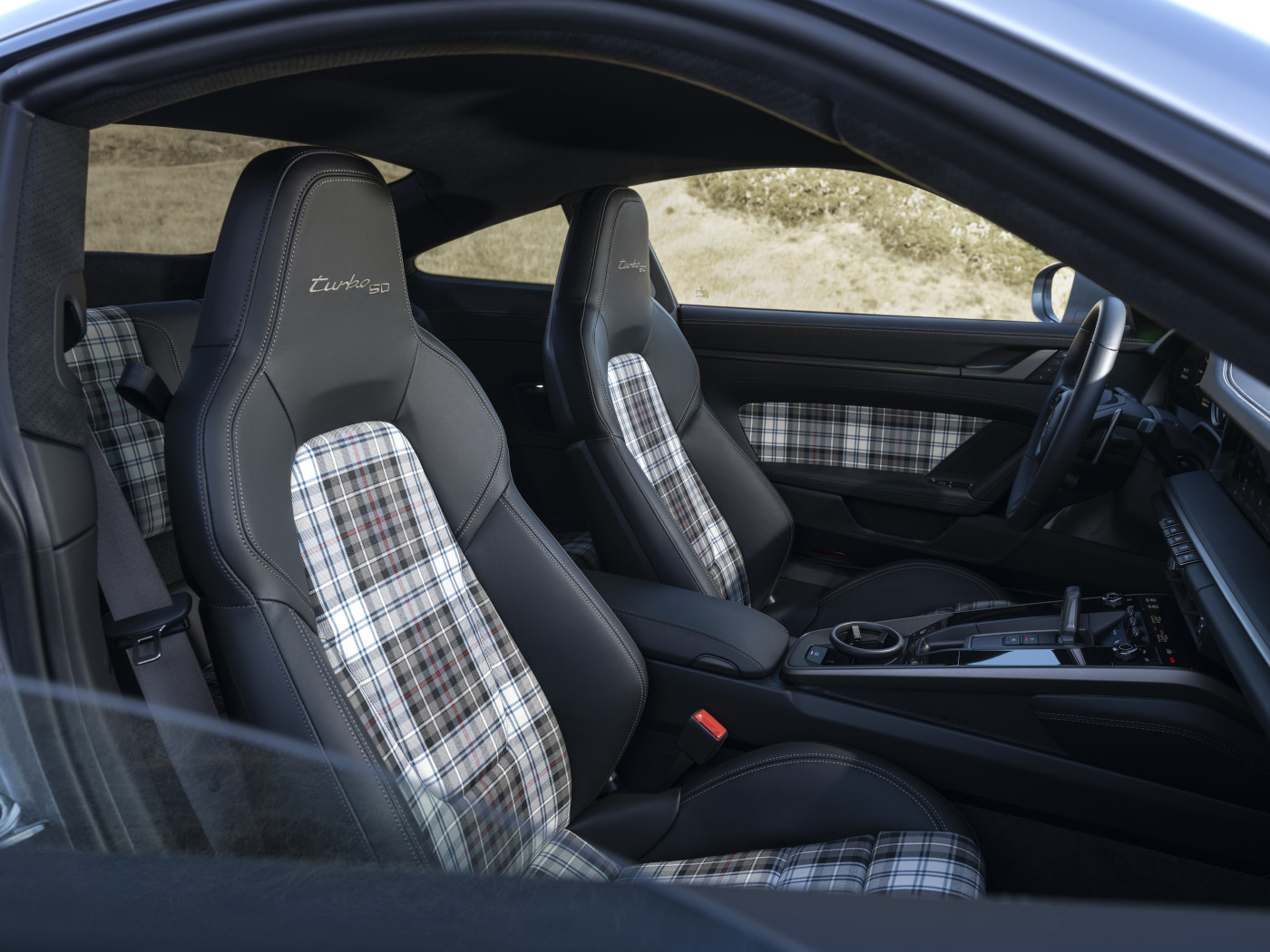 Aura klasik ikut terpancar di kabin 911 Turbo 50 Years