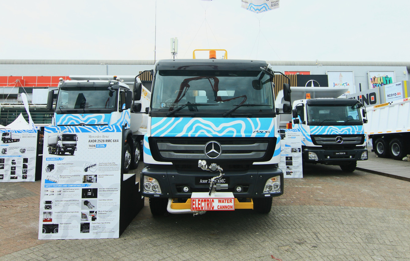 DCVI membawa 2 unit Mercedes-Benz Axor dan 2 unit Arocs