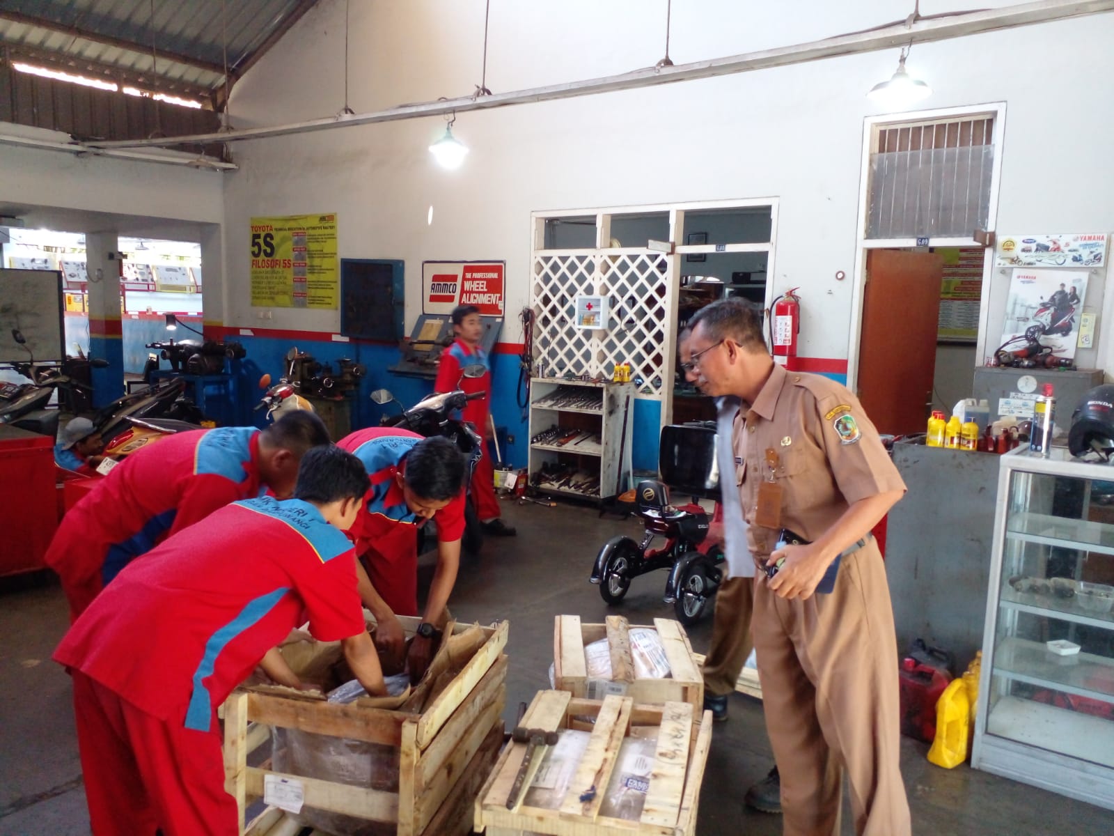 DFSK kasih 3 unit transmisi CVT ke SMK 1 Glagah