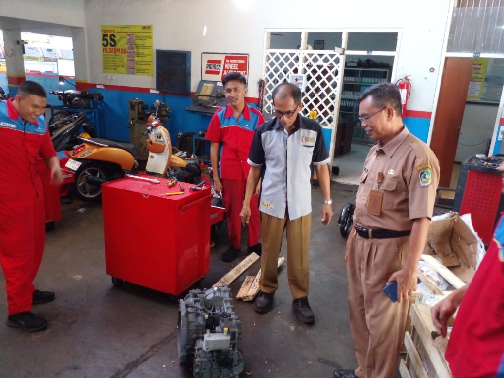 DFSK kasih 3 unit transmisi CVT ke SMK 1 Glagah