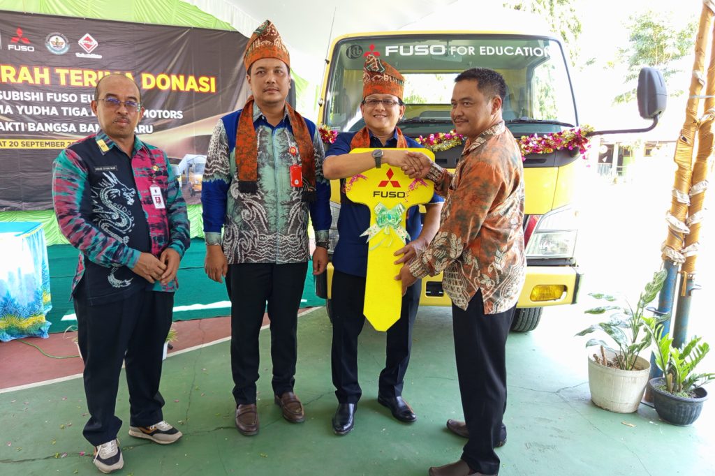 KTB Donasikan Mitsubishi Fuso Canter Euro 4 Bagi SMK Bhakti Bangsa Banjarbaru
