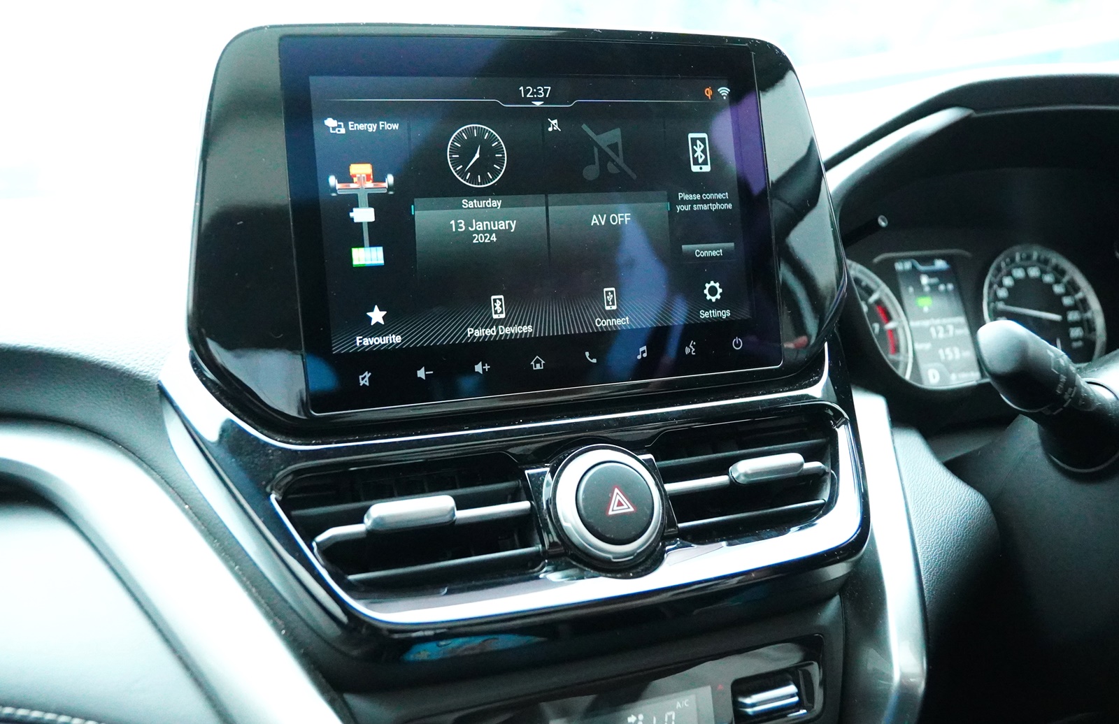 Kabin Suzuki Grand Vitara dilengkapi head unit touchscreen 9-inci