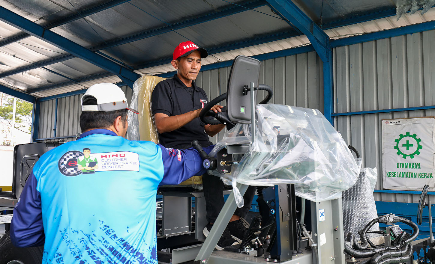 Materi pelatihan di Hino Driving School meliputi materi teori dan praktik langsung menggunakan bus Hino